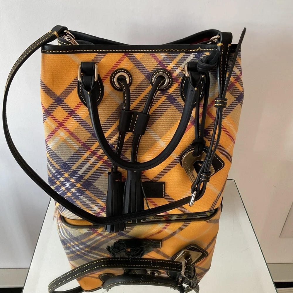 VTG Dooney & Bourke Tartan Collection Victoria Yellow Bucket Crossbody Like New - Picture 3 of 9